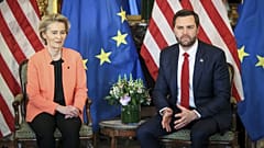 O Vice-Presidente dos Estados Unidos, JD Vance, à direita, reúne-se com a Presidente da Comissão Europeia, Ursula von der Leyen, em Paris, a 11 de fevereiro de 2025.
