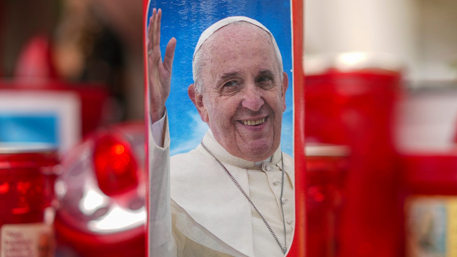 Veladora del Papa Francisco frente al Hospital en el que está ingresado. 