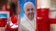 Veladora del Papa Francisco frente al Hospital en el que está ingresado. 
