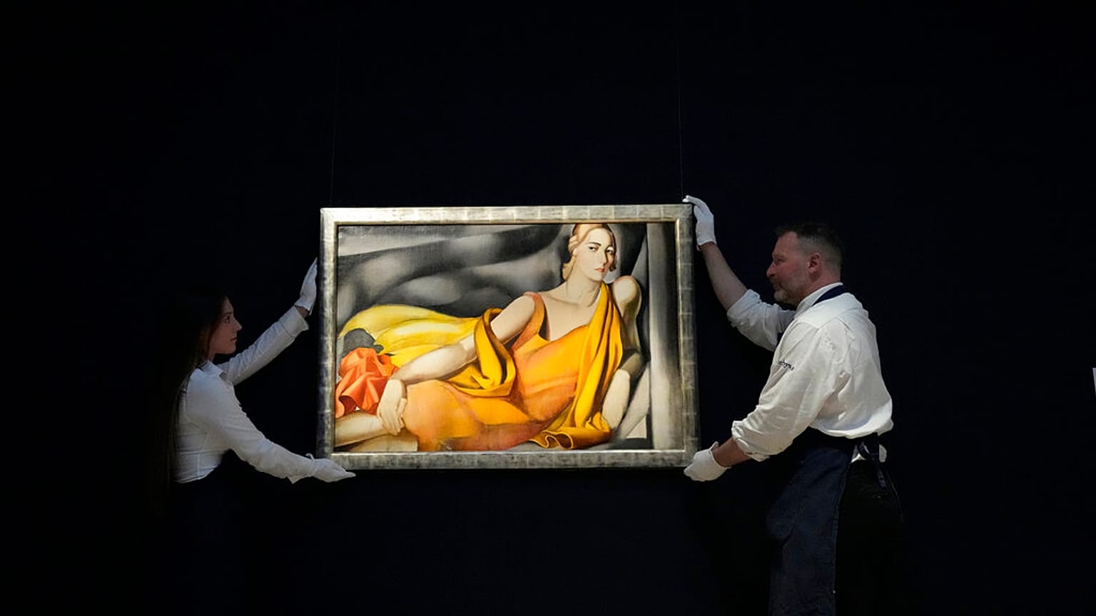 Mitarbeiter von Sotheby's richten das Gemälde Porträt von Tamara de Lempicka während einer Vorschau auf die wichtigsten Highlights der New Yorker Auktion von Sotheby's in London aus, 25. April 2022