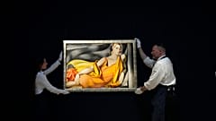 Mitarbeiter von Sotheby's richten das Gemälde Porträt von Tamara de Lempicka während einer Vorschau auf die wichtigsten Highlights der New Yorker Auktion von Sotheby's in London aus, 25. April 2022