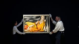 Mitarbeiter von Sotheby's richten das Gemälde Porträt von Tamara de Lempicka während einer Vorschau auf die wichtigsten Highlights der New Yorker Auktion von Sotheby's in London aus, 25. April 2022