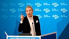 ARCHIVO - Alice Weidel, principal candidata de Alternativa para Alemania, AfD, gesticula durante su discurso en una campaña electoral en Heidenheim, Alemania, el domingo 9 de febrero de 2025. 