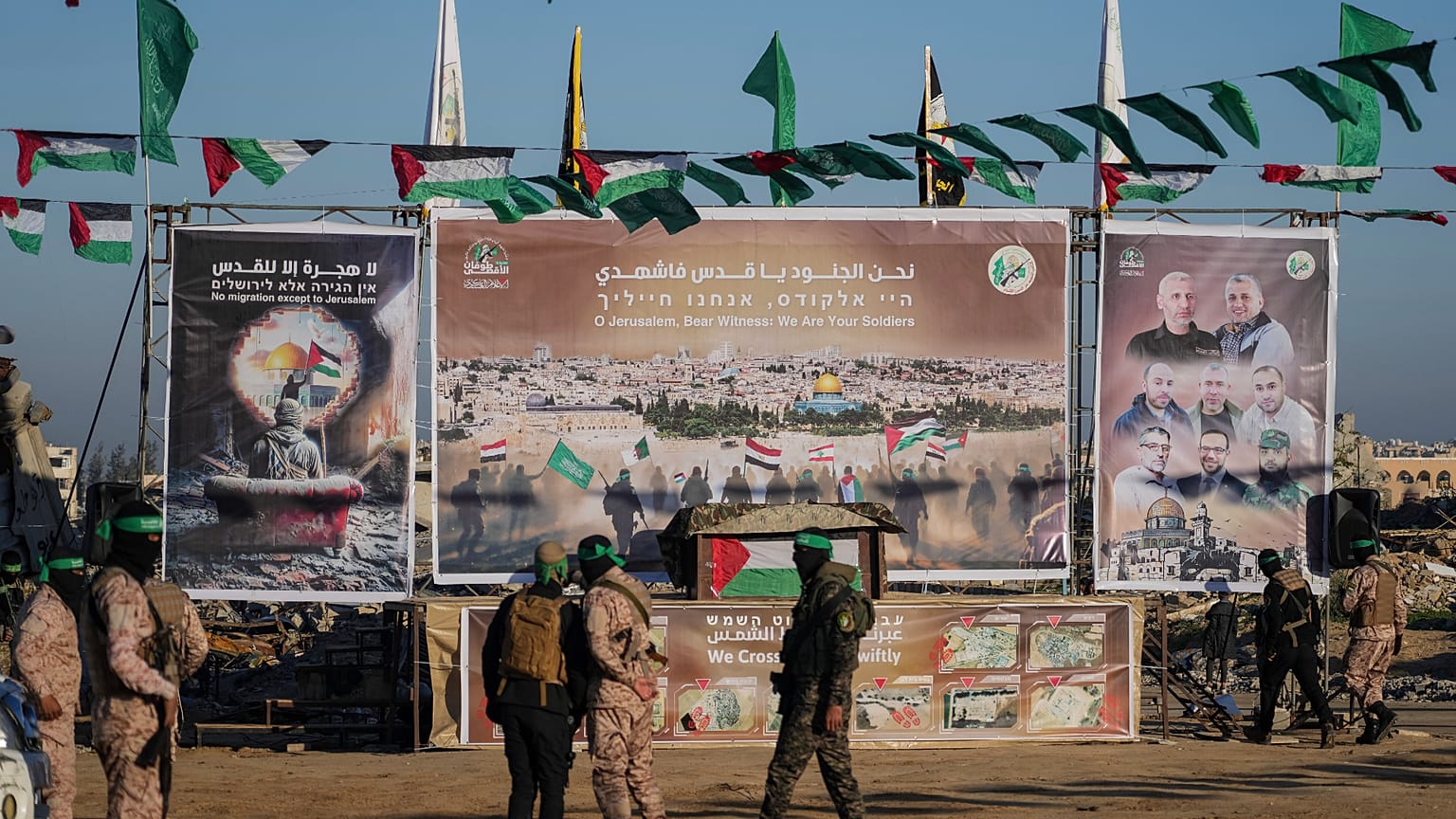 مقاتلون من حركة حماس يتجمعون حول منصة معدة للاستخدام خلال حفل إطلاق سراح رهائن في خان يونس بقطاع غزة يوم السبت 15 فبراير/شباط 2025