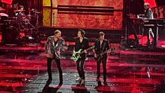 Simon Le Bon, a sinistra, e Duran Duran si esibiscono durante la terza serata della 75esima edizione di Sanremo