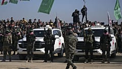 A Hamász és a Palesztin Iszlám Dzsihád terroristái Hán Júniszban, a Vöröskereszt járműi előtt