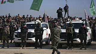 A Hamász és a Palesztin Iszlám Dzsihád terroristái Hán Júniszban, a Vöröskereszt járműi előtt