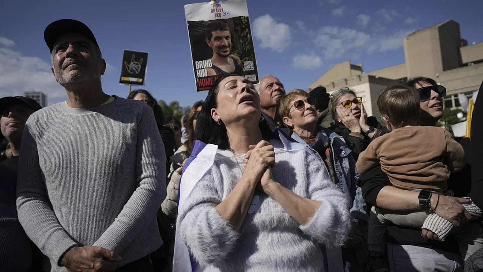 8 Şubat 2025 Cumartesi günü İsrail'in Tel Aviv kentinde bir televizyon ekranından rehinelerin serbest bırakılmalarını izleyen insanlar