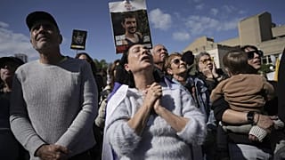 8 Şubat 2025 Cumartesi günü İsrail'in Tel Aviv kentinde bir televizyon ekranından rehinelerin serbest bırakılmalarını izleyen insanlar