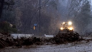 Woda, gruz i skały spadały z góry w mieście Sierra Madre, uwięziając co najmniej jeden samochód w błocie. Buldożery usuwały błoto z ulic w mieście liczącym 10 000 mieszkańców.