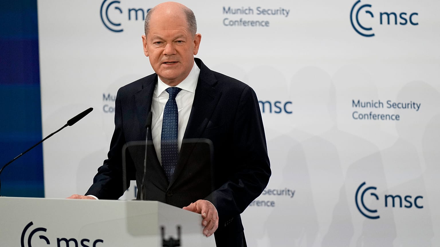 المستشار الألماني أولاف شولتز يتحدث خلال مؤتمر ميونيخ للأمن في فندق بايريشر هوف في ميونيخ، ألمانيا، السبت 15 فبراير/شباط 2025