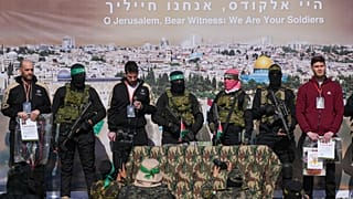 الرهائن الإسرائيليون يائير هورن وساغوي ديكل وألكسندر تروفانوف يرافقهم مقاتلو حماس والجهاد الإسلامي أثناء تسليمهم إلى الصليب الأحمر في خان يونس السبت، 15 فبراير/شباط 2025
