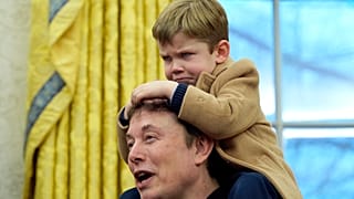 Elon Musk, oğlu X Æ A-Xii ile birlikte, 11 Şubat 2025 Salı günü Beyaz Saray'daki Oval Ofis'te Başkan Donald Trump ile bir etkinlikte