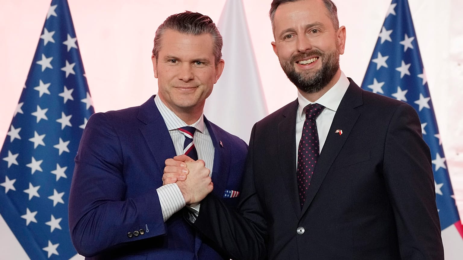 ABD Savunma Bakanı Pete Hegseth (solda) ve Polonya Savunma Bakanı Władysław Kosiniak-Kamysz (sağda) ortak bir basın toplantısında.