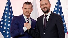 ABD Savunma Bakanı Pete Hegseth (solda) ve Polonya Savunma Bakanı Władysław Kosiniak-Kamysz (sağda) ortak bir basın toplantısında.