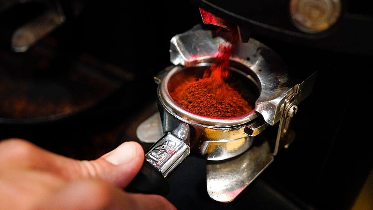 Archivio: Il caffè viene preparato al Vigilante Coffee, mercoledì 1 settembre 2021, a College Park, Maryland.