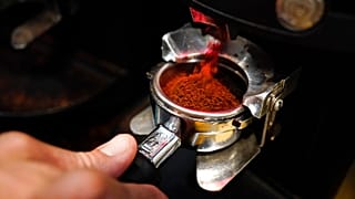 Архив: Кофе готовится в кофейне Vigilante Coffee, среда, 1 сентября 2021 года, в Колледж-Парке, штат Мэриленд.