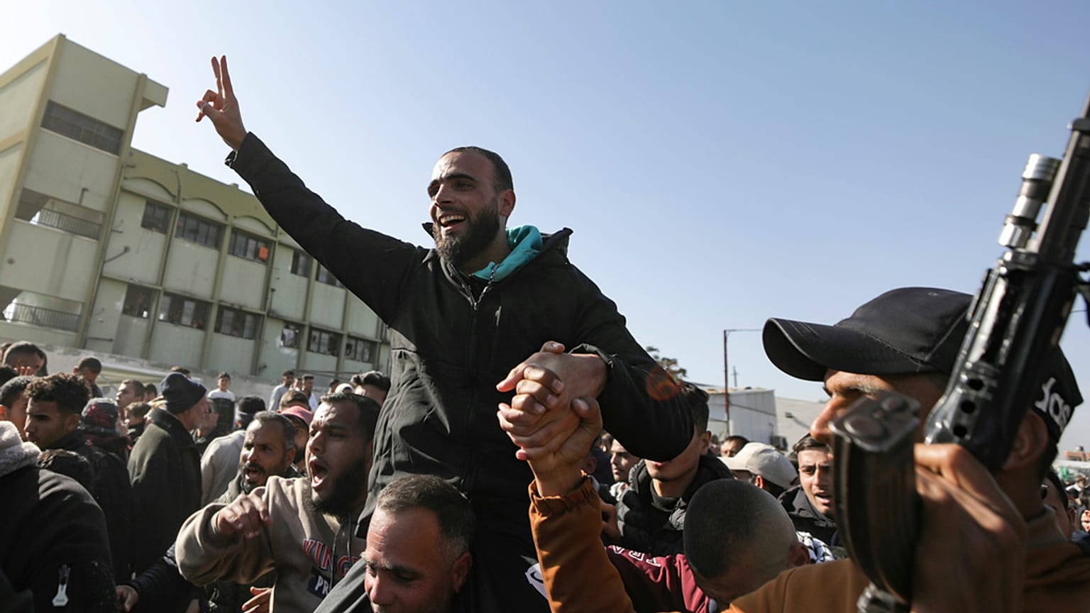 Un prisionero palestino liberado es recibido por una multitud a su llegada a la Franja de Gaza tras ser liberado de una prisión israelí después de un acuerdo de alto el fuego entre Hamás e Israel.