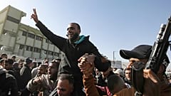 Um prisioneiro palestiniano libertado é saudado por uma multidão ao chegar à Faixa de Gaza, depois de ter sido libertado de uma prisão israelita na sequência de um acordo de cessar-fogo entre o Hamas e a
