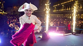 Casanova-jelmezes karneválozó Velencében, 2025. február 14-én