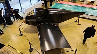 اقلیم ایمپالس، هواپیمایی که با هیدروژن مایع کار می کند، در یک آشیشگاه در Les Sables d'Olonne، فرانسه به نمایش گذاشته می شود.