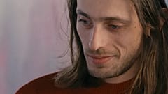 Ari est interprété par l'acteur Andranic Manet.