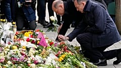 Bundeskanzler Olaf Scholz, links, und Justizminister Volker Wissing legen Blumen an der Stelle nieder, an der zwei Tage zuvor ein Auto in eine Demonstration gekracht war, 15. Februar 2025.