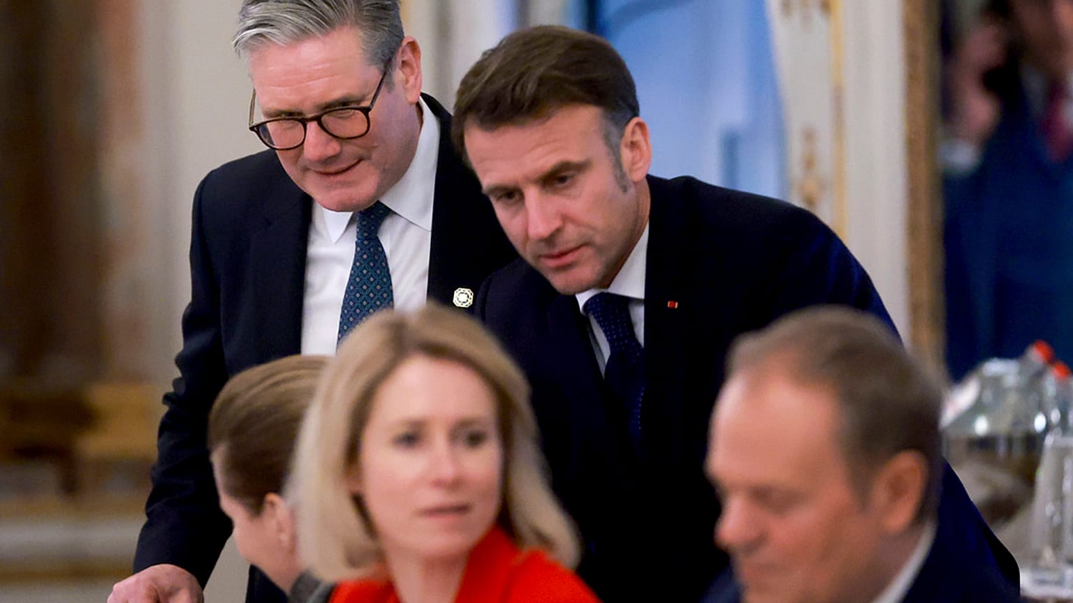 Keir Starmer, Mette Frederiksen, Kaja Kallas, Emmanuel Macron et Donald Tusk assistent à un dîner lors d'un sommet de l'UE à Bruxelles, lundi 3 février 2025.