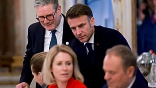 Keir Starmer, Mette Frederiksen, Kaja Kallas, Emmanuel Macron et Donald Tusk assistent à un dîner lors d'un sommet de l'UE à Bruxelles, lundi 3 février 2025.