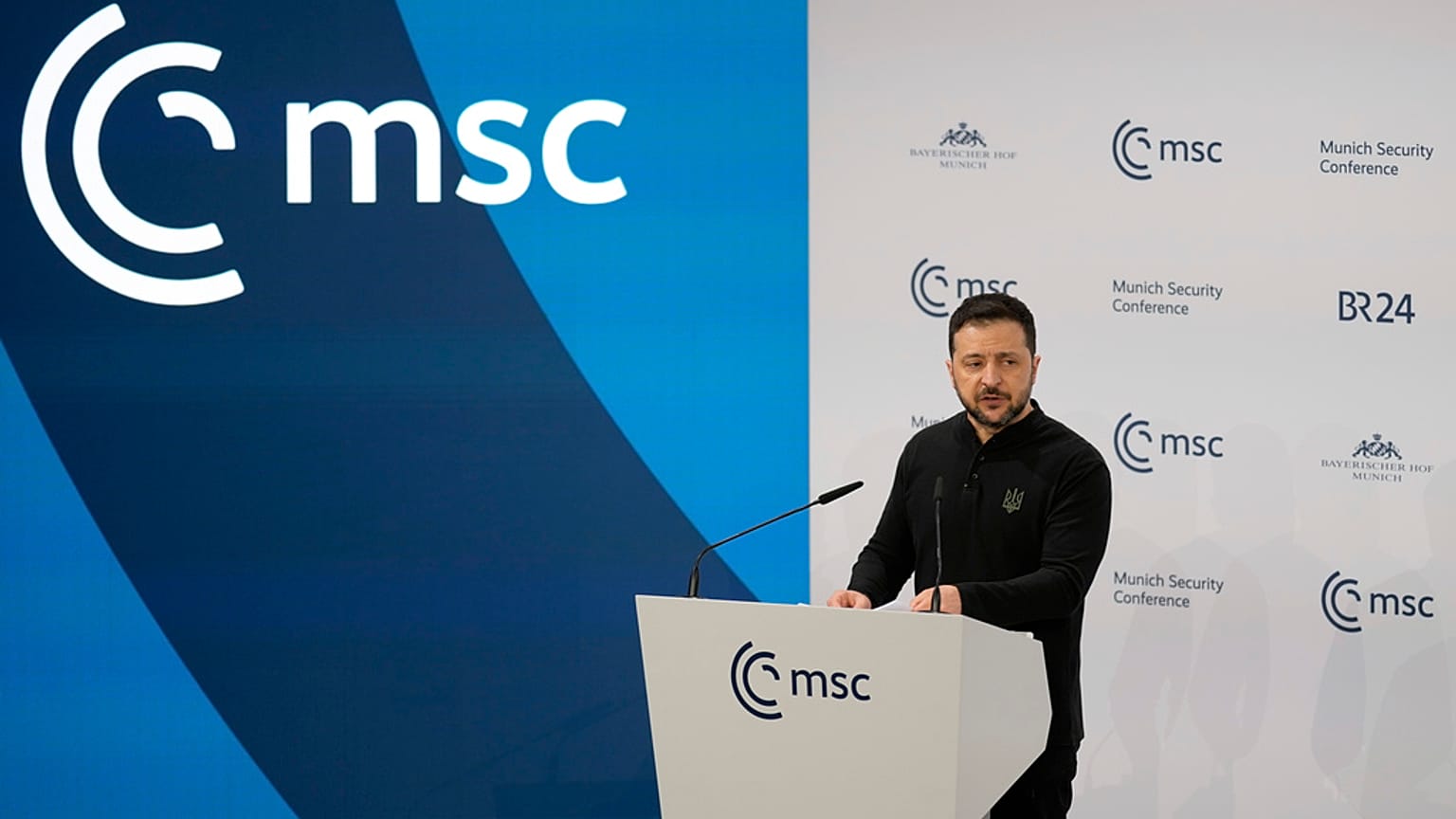O Presidente da Ucrânia, Volodymyr Zelenskyy, discursa durante a Conferência de Segurança de Munique no Hotel Bayerischer Hof em Munique, Alemanha, no sábado, 15 de fevereiro de 2025