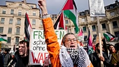 Protestocular 15 Şubat 2025, Cumartesi günü Münih'te Münih Güvenlik Konferansı'nı protesto ederken slogan attılar