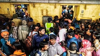 Pasajeros se empujan para subir a un tren en la estación de Nueva Delhi, India, el jueves 15 de febrero de 2025. (Foto AP)
