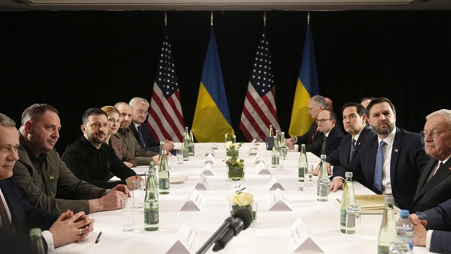 Az amerikai és az ukrán delegáció tárgyalása a müncheni biztonsági konferencián