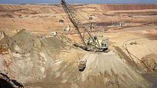 Vue aérienne d'une mine d'ilménite à ciel ouvert dans un canyon de la région centrale de Kirovohrad, Ukraine, mercredi 12 février 2025. (AP Photo/Efrem Lukatsky)