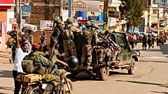 Los rebeldes del M23 ingresan al centro de la segunda ciudad más grande del este del Congo, Bukavu, y toman el control de la oficina administrativa de la provincia de Kivu del