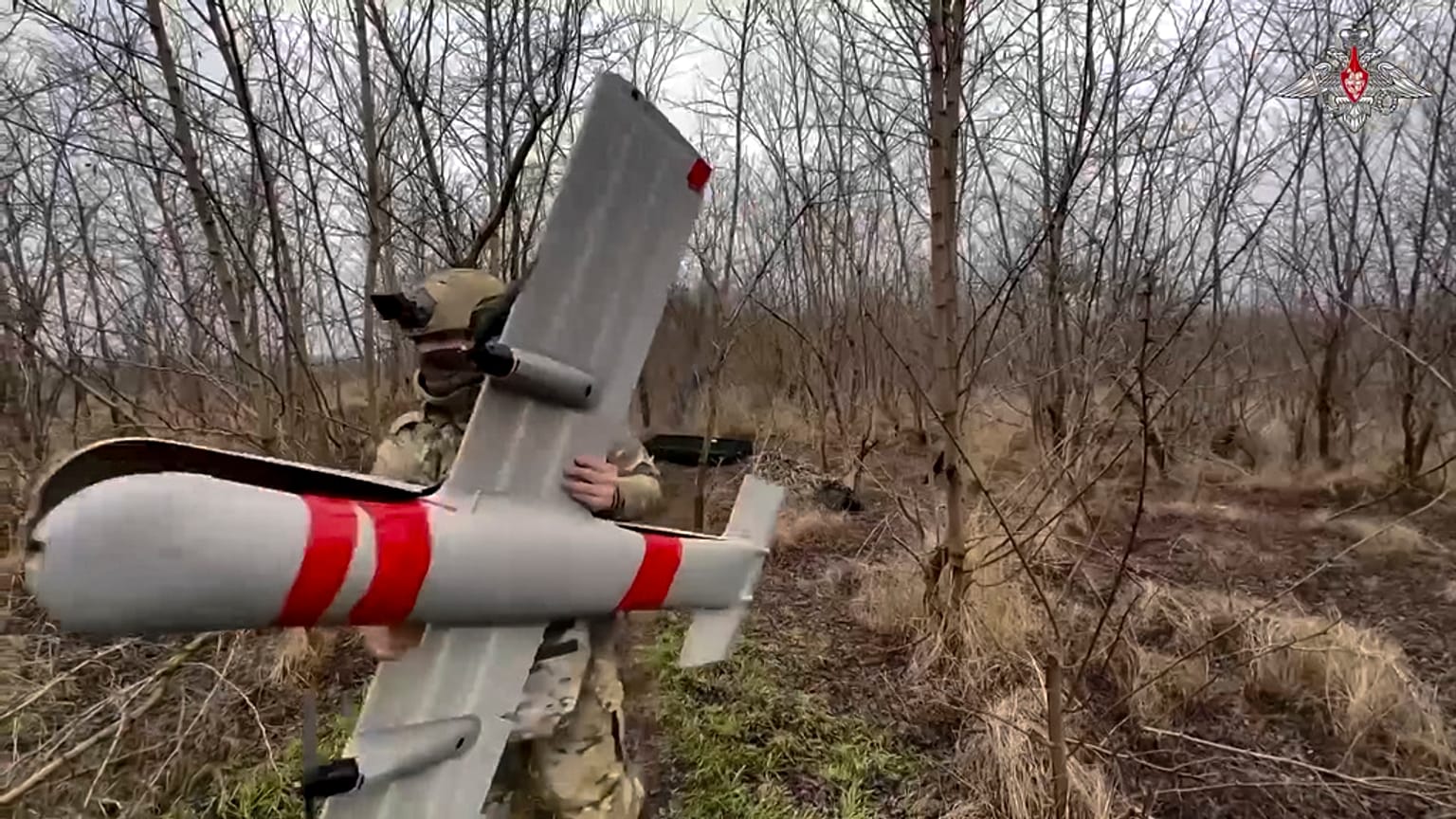 Un soldato russo con drone aereo "Molniya-2"