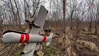 Un soldato russo con drone aereo "Molniya-2"