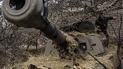 Ουκρανός στρατιώτης πάνω σε άρμα μάχης στην ανατολική Ουκρανία - φώτο αρχείου