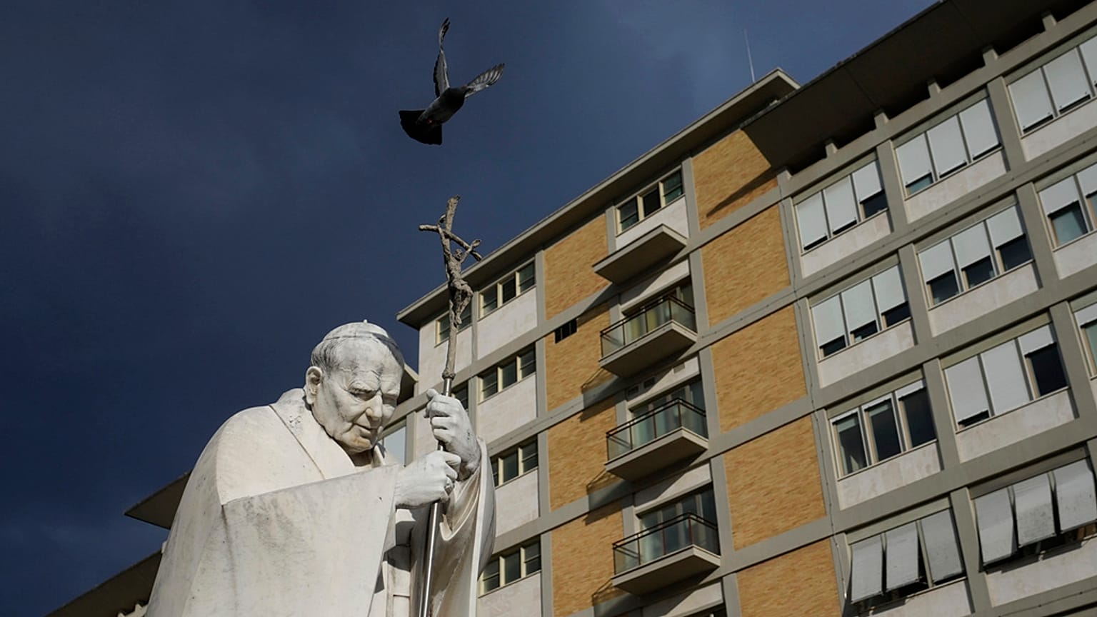 Une statue de Jean-Paul II devant l'hôpital Gemelli à Rome, où le pape François est hospitalisé.