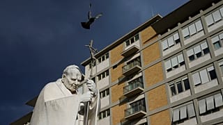 Άγαλμα του Ιωάννη Παύλου Β΄ μπροστά από το νοσοκομείο Gemelli στη Ρώμη, όπου νοσηλεύεται ο Πάπας Φραγκίσκος