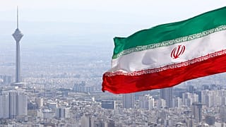 فایل: امواج پرچم ملی ایران به عنوان برج و ساختمانهای مخابراتی میلاد در تهران دیده می شود، 31 اسفند 2020