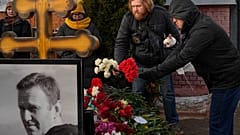 Emberek virággal Alekszej Navalnij sírjánál