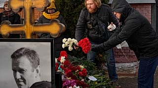 Ρώσοι πολίτες αφήνουν λουλούδια στον τάφο του Αλεξέι Ναβάλνι στην επέτειο ενός χρόνου από το θανατό του στη φυλακή