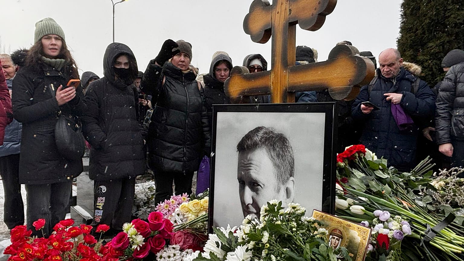 Ludzie stoją przy grobie rosyjskiego lidera opozycji, Alexeia Nawalnego, rok po jego śmierci, na Cmentarzu Borisowskim w Moskwie, w niedzielę, 16 lutego 2025 roku.