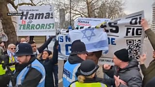 مظاهرة حاشدة في لندن تضامناً مع فلسطين وسط مواجهات مع المناهضين أمام السفارة الأمريكية