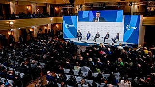 Главы государств из разных стран Европы выступают в рамках панельной дискуссии на Мюнхенской конференции по безопасности в отеле Bayerischer Hof в Мюнхене, Германия, воскресенье,