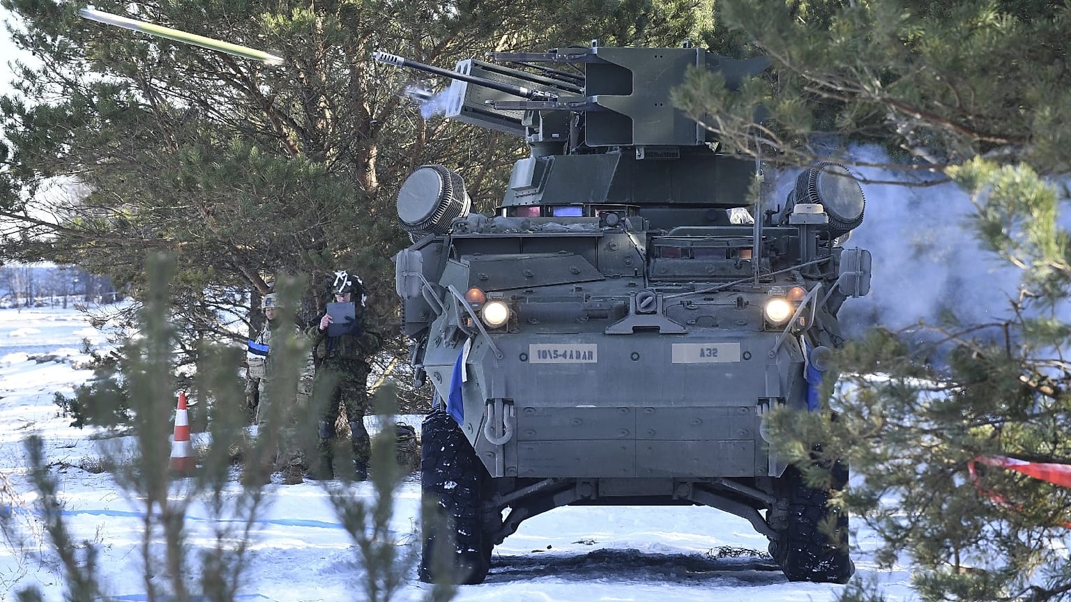 La 10ª unidad de defensa antiaérea de cohetes AAMDC del Ejército de EE.UU. participa en los ejercicios conjuntos de defensa antiaérea Saber Strike 2022 en un campo de entrenamiento cerca de Rutja, Estonia, 10 de marzo de 2022.
