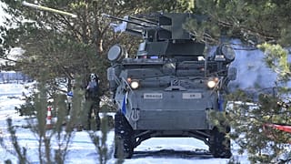 La 10ª unidad de defensa antiaérea de cohetes AAMDC del Ejército de EE.UU. participa en los ejercicios conjuntos de defensa antiaérea Saber Strike 2022 en un campo de entrenamiento cerca de Rutja, Estonia, 10 de marzo de 2022.