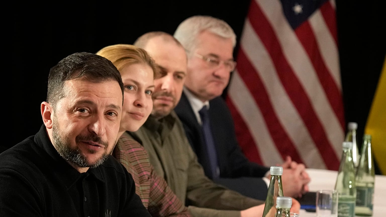 Il presidente ucraino Volodymyr Zelensky partecipa a un incontro con il vicepresidente Usa JD Vance a margine della Conferenza sulla sicurezza di Monaco