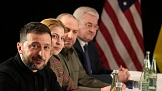 Der Präsident der Ukraine, Wolodymyr Selenskyj, links, wartet auf ein Treffen mit US-Vizepräsident J.D. Vance bei der Münchner Sicherheitskonferenz